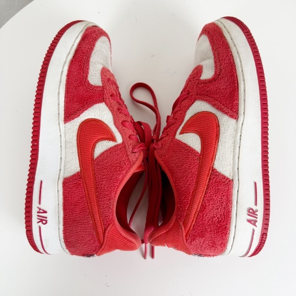 Nike Air Force 1 Low Top in Valentine's Day Fleece Red & White Sneaker - Picture 7 of 11